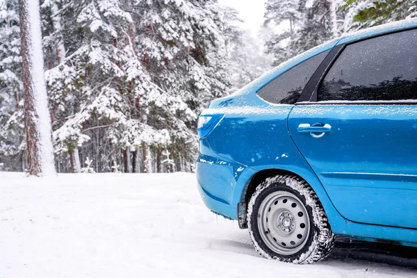 Modré Auto Zimním Sněhovém Lese — Stock fotografie