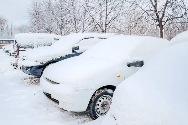 Snö Parkerade Bilar Gården Huset Gatan — Stockfoto