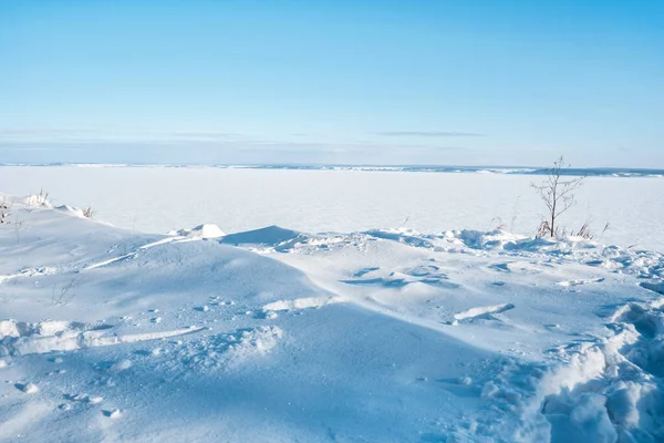 Een Prachtig Ijzig Landschap Met Sneeuwverschuivingen Een Bevroren Rivier Van — Stockfoto
