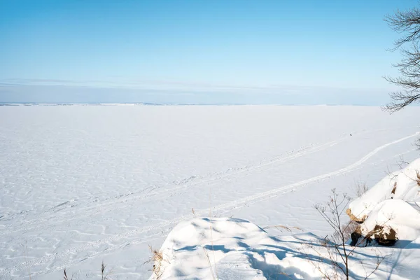 Een Prachtig Ijzig Landschap Met Sneeuwverschuivingen Een Bevroren Rivier Van — Stockfoto