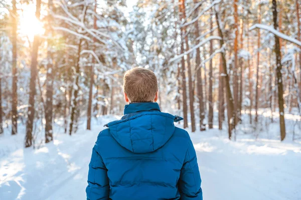 冬の晴れた日にスプルースの雪の森の中の若いブロンドの男 美しい自然 冬のハイキング — ストック写真