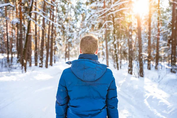 冬の晴れた日にスプルースの雪の森の中の若いブロンドの男 美しい自然 冬のハイキング — ストック写真