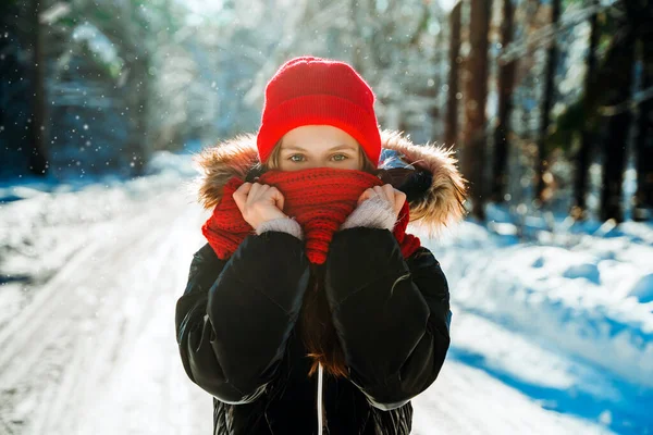 Portrait Une Petite Fille Portant Une Écharpe Rouge Sur Son — Photo