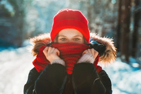 Portret Dziewczynki Czerwonym Szaliku Twarzy Śnieżnym Zimowym Lesie Piękna Zimowa — Zdjęcie stockowe