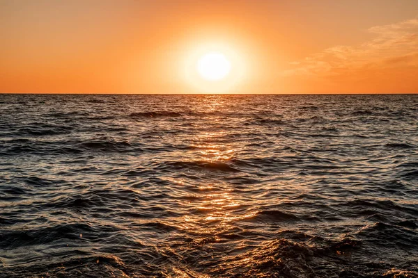 Turuncu Günbatımı Güneşi Gökyüzü Arasında Ufuk Çizgisi Olan Inanılmaz Deniz — Stok fotoğraf