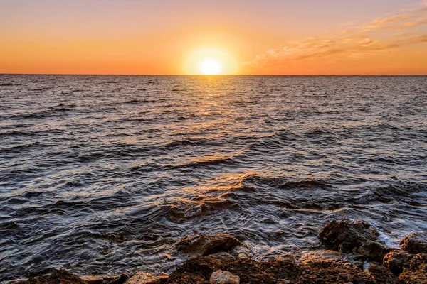 Turuncu Günbatımı Güneşi Gökyüzü Arasında Ufuk Çizgisi Olan Inanılmaz Deniz — Stok fotoğraf
