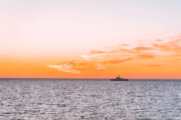 Traumhafte Landschaft Meer Mit Orangefarbener Sonnenuntergangssonne Horizontlinie Zwischen Himmel Und — Stockfoto