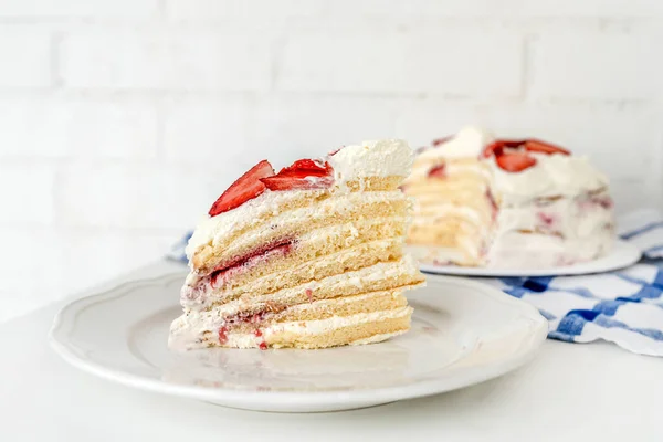 치즈와 딸기를 곁들인 맛있는 케이크 배경에서 아름다운 봉사를 — 스톡 사진