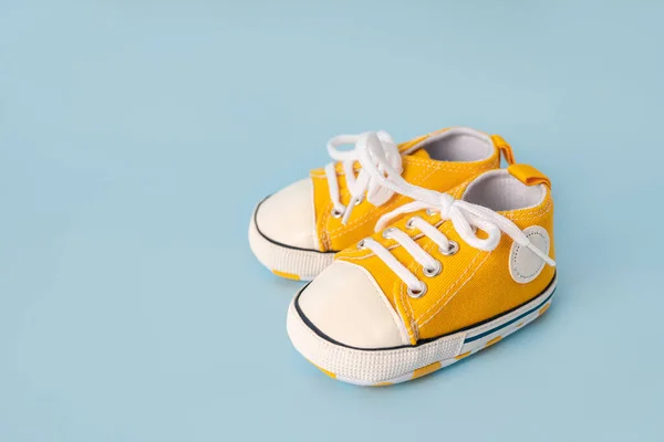 Barnets Små Sneakers Färgstark Bakgrund Begreppet Att Vänta Ett Barn — Stockfoto