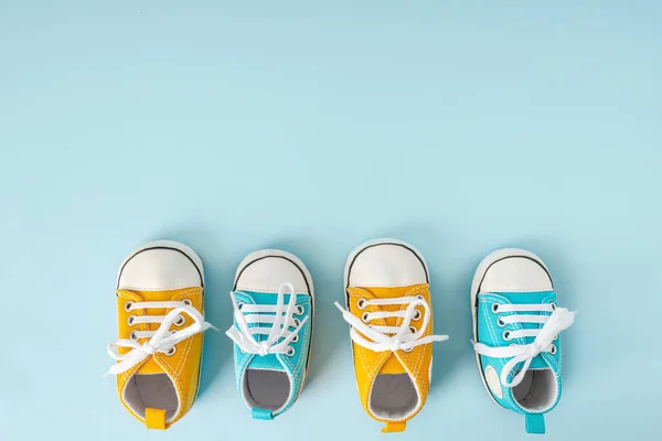 Barnets Små Sneakers Färgstark Bakgrund Begreppet Att Vänta Ett Barn — Stockfoto