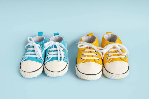 宝宝的小运动鞋 背景五彩缤纷 等待婴儿的概念和与婴儿同行的概念 孩子们的生活方式 复制空间 — 图库照片