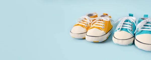 宝宝的小运动鞋 背景五彩缤纷 等待婴儿的概念和与婴儿同行的概念 孩子们的生活方式 复制空间 — 图库照片