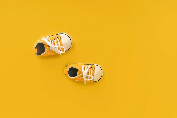 Μικρά Αθλητικά Παπούτσια Του Μωρού Ένα Πολύχρωμο Φόντο Έννοια Της — Φωτογραφία Αρχείου