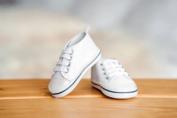 Sapatos Infantis Brancos Conceito Maternidade Infância — Fotografia de Stock