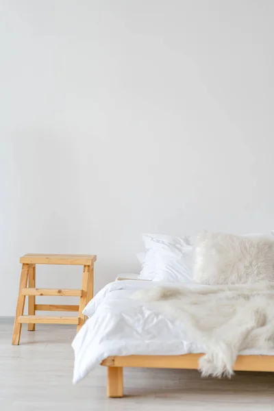 Minimalismo Interior Dormitorio Luminoso Con Una Cama Taburete —  Fotos de Stock