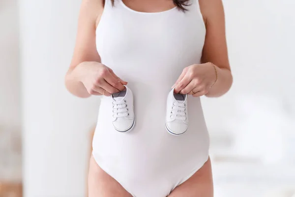Pregnant Woman Holds Baby Shoes Her Big Belly Beautiful Healthy — Stock Photo, Image