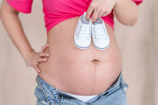 Hamile Bir Kadın Bebeğin Ayakkabılarını Büyük Karnında Tutar Güzel Sağlıklı — Stok fotoğraf
