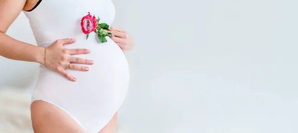 Gravid Kvinna Vita Kläder Har Vackra Blommor Söt Koncept Hälsosam Royaltyfria Stockbilder