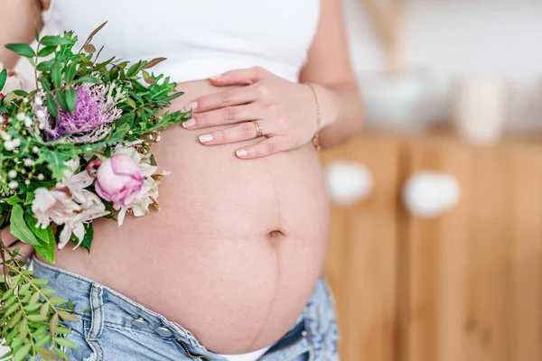 Gravid Kvinna Vita Kläder Har Vackra Blommor Söt Koncept Hälsosam Royaltyfria Stockfoton
