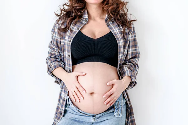 Una Hermosa Mujer Embarazada Con Una Camisa Cuadros Sostiene Vientre Fotos De Stock Sin Royalties Gratis