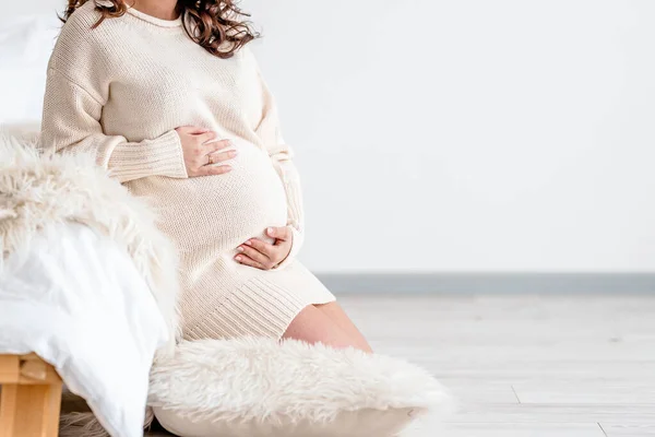 Elegant Gravid Kvinna Stickad Vit Klänning Rör Vid Hennes Stora Stockbild