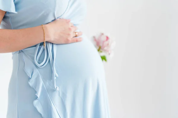 Gravid Kvinna Ömtålig Blå Klänning Håller Blomma Begreppet Moderskap Konceptet Royaltyfria Stockbilder