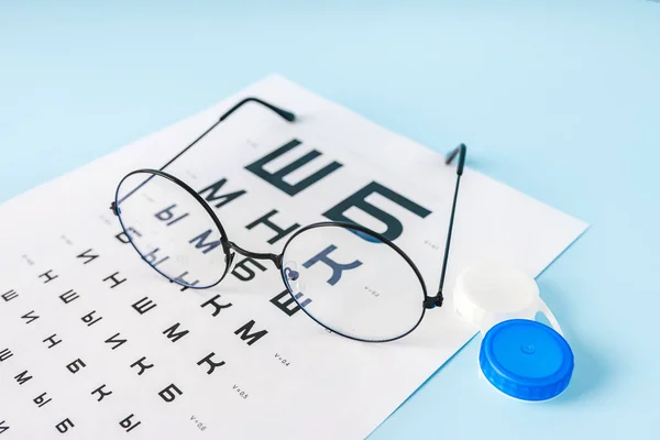 Uma Mesa Para Verificar Visão Russo Óculos Lentes Sobre Fundo — Fotografia de Stock