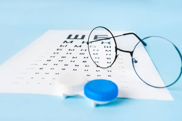 Ein Tisch Zur Kontrolle Des Sehvermögens Auf Russisch Brille Und — Stockfoto