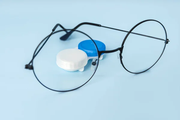 Óculos Redondos Para Visão Sobre Fundo Azul Com Espaço Para — Fotografia de Stock