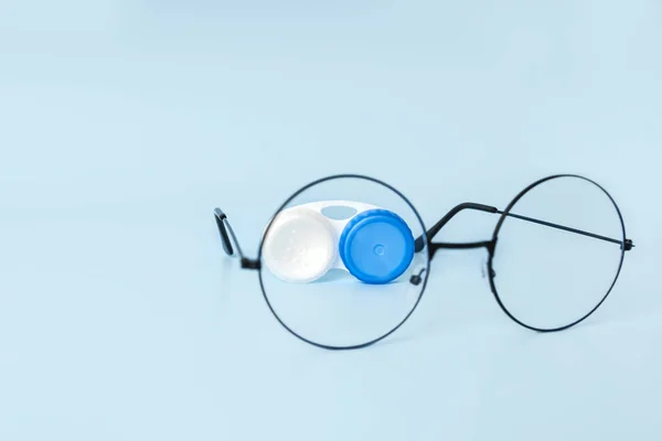 Óculos Redondos Para Visão Sobre Fundo Azul Com Espaço Para — Fotografia de Stock