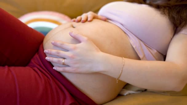 一个孕妇在家里轻轻地抚摸着她的大肚子 等待儿童 怀孕和分娩产前护理的概念 — 图库视频影像