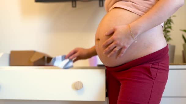 孕妇从梳妆台里拿出小婴儿袜 — 图库视频影像