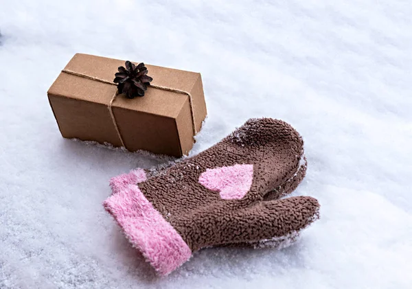 Подарок Ремесленной Коробке Украшенной Сосновым Шишком Белом Снегу Розовым Сердцем — стоковое фото