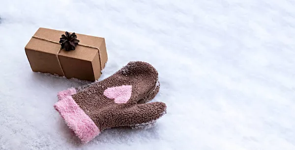 Подарок Ремесленной Коробке Украшенной Сосновым Шишком Белом Снегу Розовым Сердцем — стоковое фото