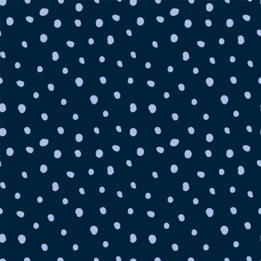 Kışın kar, karanlıkta mavidir. Kar yağışı ve farklı boyutlarda kar fırtınası. Kartpostal hazırlamak için sevimli bir arkaplan.