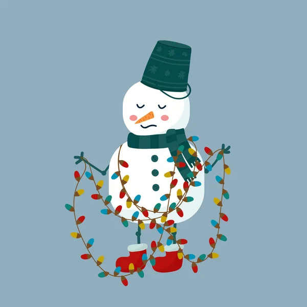Um personagem da neve em um chapéu vermelho com uma cenoura em vez de um nariz. Um boneco de neve com uma grinalda para uma árvore de Natal. Bonito cartão de saudação para Ano Novo ou Natal. — Vetor de Stock