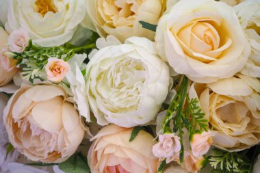 Pastel çiçeklerle süslenmiş bir tatil. 