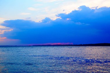 Nehir veya göl kenarındaki sonbahar manzarası, bulutlu bir gün. 