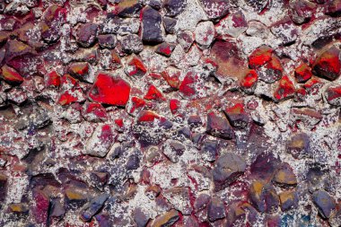 Nehir veya göl kenarındaki sonbahar manzarası, bulutlu bir gün. 