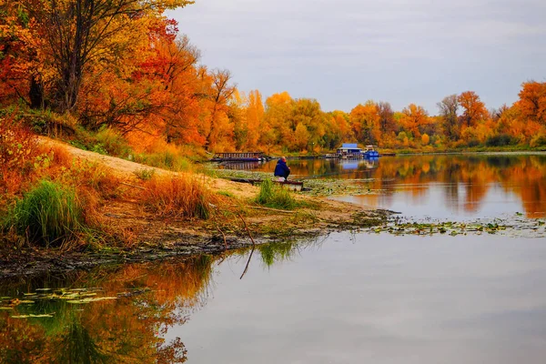 秋天的风景紧邻河流或湖泊 — 图库照片