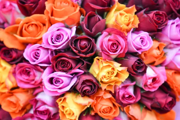 Tatilin süslemesi pastel çiçeklerle  