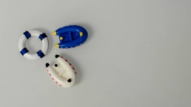 Plajda dinlenmek ve tatilde viral ve bakteriyel enfeksiyonlardan korunmak hakkında minyatürler. 