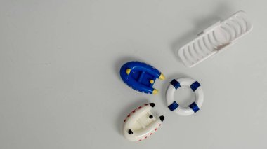 Plajda dinlenmek ve tatilde viral ve bakteriyel enfeksiyonlardan korunmak hakkında minyatürler. 