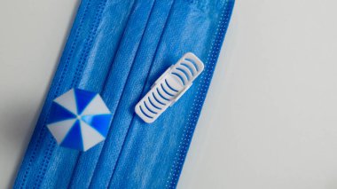 Plajda dinlenmek ve tatilde viral ve bakteriyel enfeksiyonlardan korunmak hakkında minyatürler. 