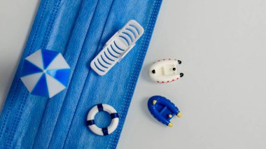 Plajda dinlenmek ve tatilde viral ve bakteriyel enfeksiyonlardan korunmak hakkında minyatürler. 