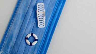 Plajda dinlenmek ve tatilde viral ve bakteriyel enfeksiyonlardan korunmak hakkında minyatürler. 