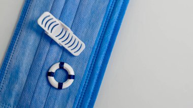 Plajda dinlenmek ve tatilde viral ve bakteriyel enfeksiyonlardan korunmak hakkında minyatürler. 