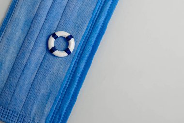 Plajda dinlenmek ve tatilde viral ve bakteriyel enfeksiyonlardan korunmak hakkında minyatürler. 