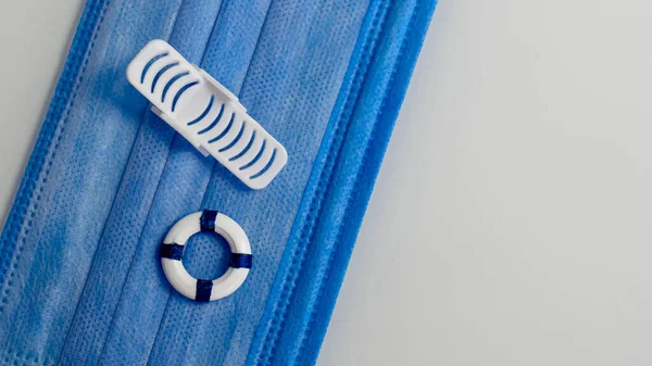 Plajda dinlenmek ve tatilde viral ve bakteriyel enfeksiyonlardan korunmak hakkında minyatürler. 