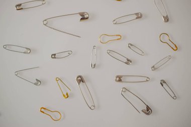 Çeşitli tipte toplu iğne ve iğneler. 